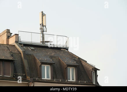 Zürich, Schweiz - 7. März 2014: Handy Antenne oben auf einem Wohnhaus in einem Wohngebiet in Zürich, Schweiz. Wissenschaftler warnen ab Stockfoto