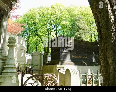 Grab von Eugene Delacroix gegen die Feder Laub im Friedhof Père Lachaise gesehen. Paris, Frankreich. Stockfoto