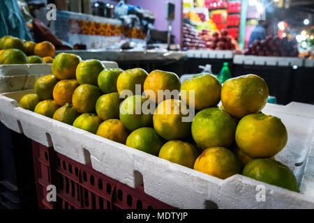 Ein Bündel von reifen Orangen Orangen auf dem Zähler in einer Straße shop in Indien. Typische Frucht Markt in Asien. Exotischen asiatischen Obst Stockfoto
