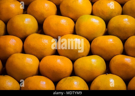 Orangen auf der Zähler im Store. - Aus der Nähe. reife Früchte fein säuberlich auf der Zähler im Store Stockfoto