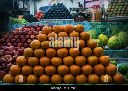 Ein Bündel von reifen Orangen Orangen auf dem Zähler in einer Straße shop in Indien. Typische Frucht Markt in Asien. Exotischen asiatischen Obst Stockfoto