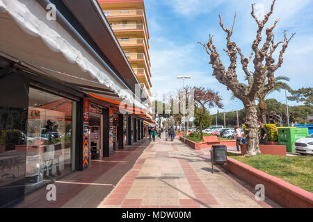 Ein Blick entlang des Passeig Maritim in Santa Susanna, Spanien. Stockfoto