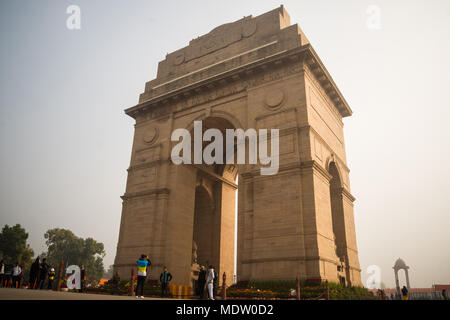 Neu Delhi, Indien, 27. Januar 2018: Vordach und India Gate in Neu Delhi Indien. Tag der Republik Stockfoto