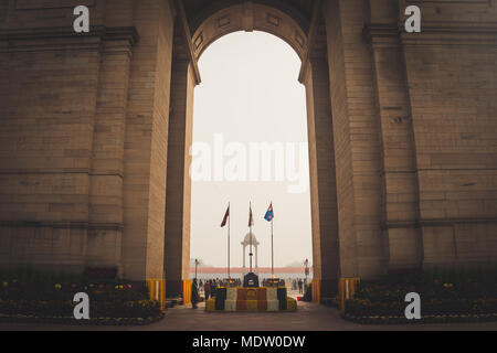 Neu Delhi, Indien, 27. Januar 2018: Vordach und India Gate. Air Force, indische Marine und der indischen Armee Fahnen schwenkten am India Gate. Die Indischen Tor ist das Stockfoto
