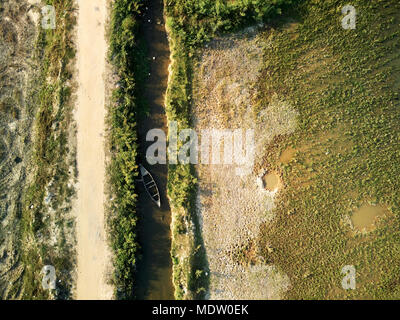 Antenne drone Ansicht TOPDOWN eines Lotus Bauernhof im ländlichen Kambodscha Landschaft Stockfoto