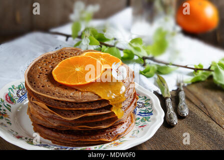 Schokolade Pfannkuchen mit orange Creme Stockfoto
