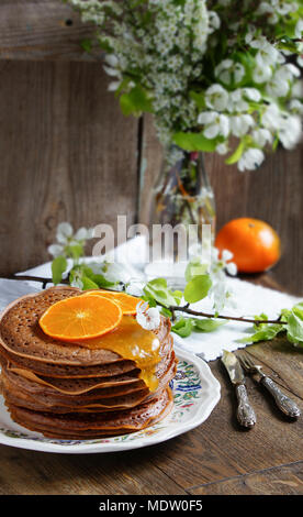 Schokolade Pfannkuchen mit orange Creme Stockfoto