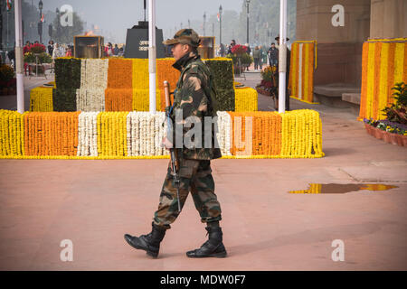 Neu Delhi, Indien, 27. Januar 2018: Soldaten bei AMAR JAWAN Denkmal am India Gate in Delhi in Indien. Stockfoto