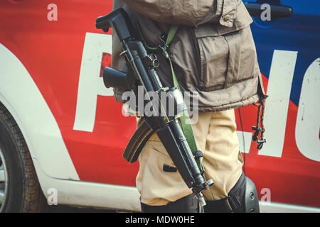 Special Forces. Maschine Gewehr auf der Schulter ist ein COP. Commando steht mit den Armen Stockfoto