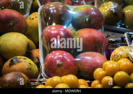 Konzept Straße Handel exotische Früchte. Tropische Früchte auf Zähler einer Straße Shop. Gelbe Mango und Drachenfrucht Reif. Nacht Handel in Asien. Stockfoto