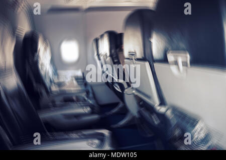 Aerophobias Konzept. Verschwommenes Bild der kommerziellen Ebene schnell nach unten bewegt. Angst vor dem Fliegen. Einbruch depression Untergang Zusammenbruch Debakel, Bodensenkungen t Stockfoto