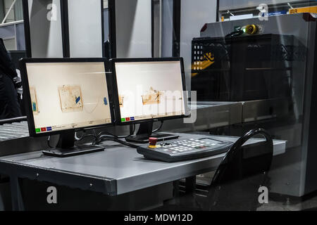 X-ray Screenshot in den Flughafen auf der Sicherheitssteuerung. Inspektion von persönlichen Gegenständen. Security Service. Scanner für Gepäck Inspektion. gescannt Pe Stockfoto