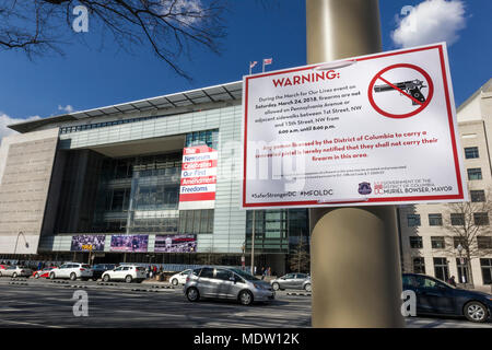 Straße Warnzeichen bezüglich Gewehren Seite das Newseum. März für unser Leben Kundgebung gegen Waffengewalt am 24. März 2018 in Washington, DC. Stockfoto