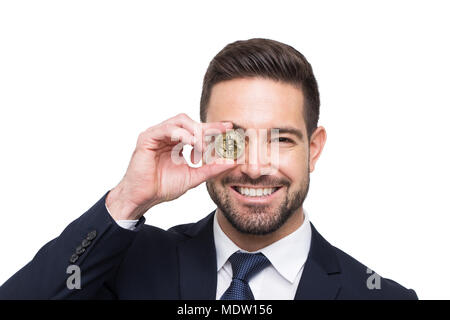 Young Professional Geschäftsmann Holding bitcoin vor Auge, isoliert auf weißem Stockfoto