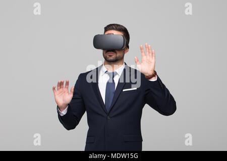 Young Professional Geschäftsmann im VR-Headset berühren imaginären Schnittstelle Stockfoto