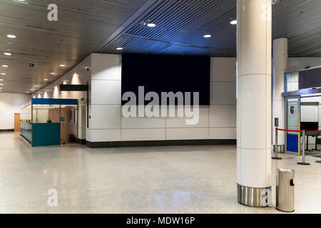 Leer Werbung am Flughafen. Ein großer schwarzer Bildschirm auf einer weißen Wand im Warteraum der Busbahnhof bzw. Bahnhof. Plakatwand in ein öffentliches p Stockfoto