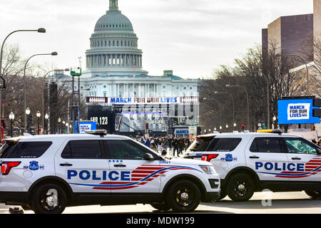 Polizei Autos, bevor die Rallye begann. März für unser Leben Kundgebung gegen Waffengewalt am 24. März 2018 in Washington, DC. Stockfoto