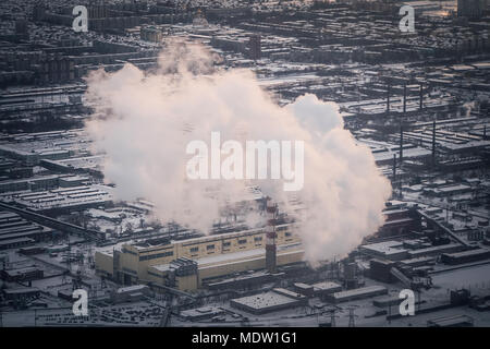 Die Verunreinigung der Luft durch Rauch aus zwei fabrikschloten. Industrial Zone der Stadt. Luftaufnahme. weißer Qualm von hohen factory Rohre. nach oben vi. Stockfoto