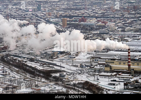 Smog in einer europäischen Stadt, Luftaufnahme, schlechte Umwelt in der modernen industriellen Stadt. weißer Qualm von hohen factory Rohre. nach oben Blick auf die heati Stockfoto