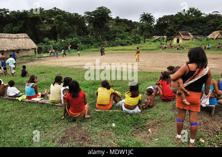 Damenuhr Yanomami-indianer Brazilanch Sanuma Fußball spielen im Dorf Kolulu Stockfoto