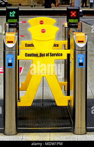 Newcastle Central Station ticket Stil, gate Guardian Stockfoto