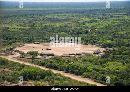 Luftbild des Dorfes Aiha Kalapalo - Indigena Parque do Xingu - MT. Stockfoto