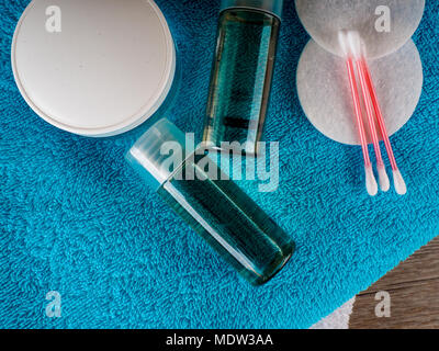 Wattestäbchen und Reiniger - Hautpflege - Schönheit Behandlung, Wattestäbchen, disc. Stockfoto