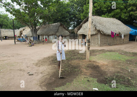 Indien Kayapo Dorf Moikarako unter Gras mit Hacke - Kayapó indigene Land Stockfoto