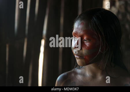 Kind Moikarako Kayapo Dorf mit bemaltem Gesicht - Kayapó indigene Land Stockfoto