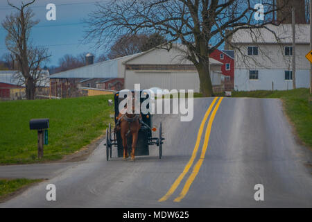 Im freien des amischen Pferd und Wagen fährt auf einer Straße in Lancaster County Stockfoto