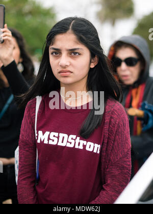 Junge Studentin besucht die Gedenkstätte der 17 Opfer des Marjory Stoneman Douglas School shooting. Der 19-jährige Nikolas Cruz starben 17 Menschen bei Marjory Stoneman Douglas High School in Parkland, Florida durch das Schießen mit einem AR-15 halbautomatische Gewehr. Es ist eine der gefährlichsten der Welt Schule Massaker. Stockfoto