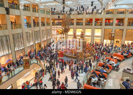 Hongkong - Dezember 25, 2015: Weihnachtsschmuck am Landmark Einkaufscenter in Hongkong. Stockfoto