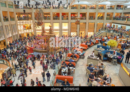 Hongkong - Dezember 25, 2015: Weihnachtsschmuck am Landmark Einkaufscenter in Hongkong. Stockfoto