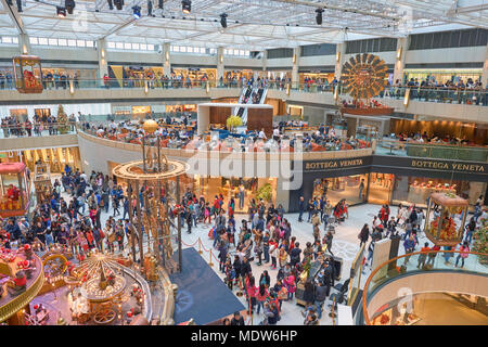 Hongkong - Dezember 25, 2015: Weihnachtsschmuck am Landmark Einkaufscenter in Hongkong. Stockfoto