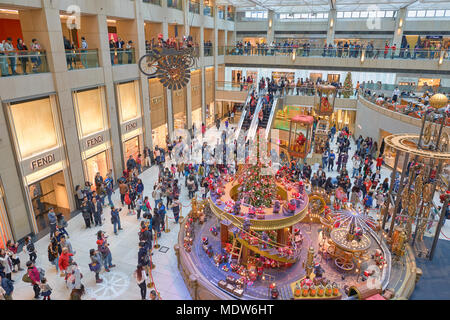 Hongkong - Dezember 25, 2015: Weihnachtsschmuck am Landmark Einkaufscenter in Hongkong. Stockfoto