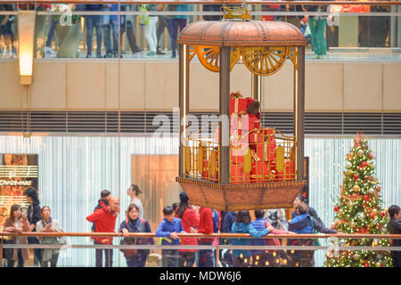 Hongkong - Dezember 25, 2015: Weihnachtsschmuck am Landmark Einkaufscenter in Hongkong. Stockfoto