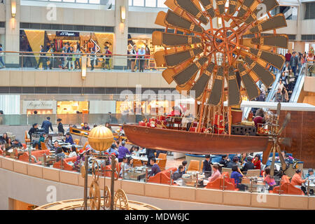 Hongkong - Dezember 25, 2015: Weihnachtsschmuck am Landmark Einkaufscenter in Hongkong. Stockfoto