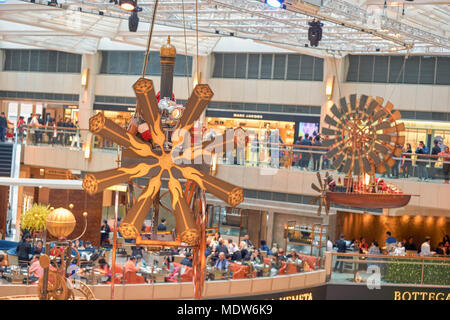 Hongkong - Dezember 25, 2015: Weihnachtsschmuck am Landmark Einkaufscenter in Hongkong. Stockfoto