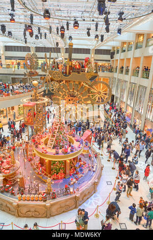 Hongkong - Dezember 25, 2015: Weihnachtsschmuck am Landmark Einkaufscenter in Hongkong. Stockfoto
