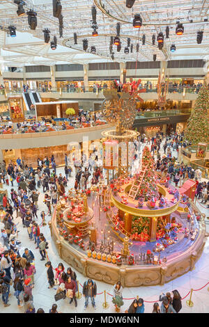 Hongkong - Dezember 25, 2015: Weihnachtsschmuck am Landmark Einkaufscenter in Hongkong. Stockfoto