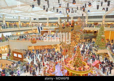 Hongkong - Dezember 25, 2015: Weihnachtsschmuck am Landmark Einkaufscenter in Hongkong. Stockfoto
