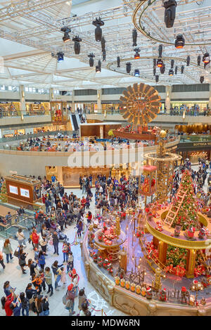 Hongkong - Dezember 25, 2015: Weihnachtsschmuck am Landmark Einkaufscenter in Hongkong. Stockfoto