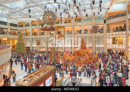 Hongkong - Dezember 25, 2015: Weihnachtsschmuck am Landmark Einkaufscenter in Hongkong. Stockfoto