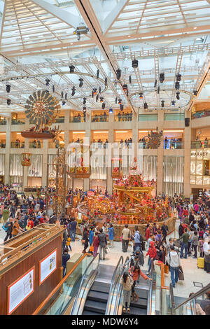 Hongkong - Dezember 25, 2015: Weihnachtsschmuck am Landmark Einkaufscenter in Hongkong. Stockfoto
