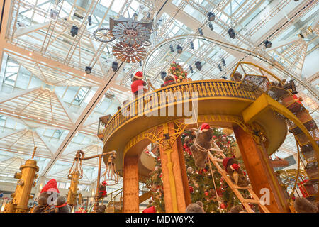 Hongkong - Dezember 25, 2015: Weihnachtsschmuck am Landmark Einkaufscenter in Hongkong. Stockfoto