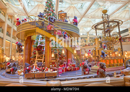 Hongkong - Dezember 25, 2015: Weihnachtsschmuck am Landmark Einkaufscenter in Hongkong. Stockfoto