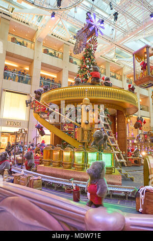 Hongkong - Dezember 25, 2015: Weihnachtsschmuck am Landmark Einkaufscenter in Hongkong. Stockfoto