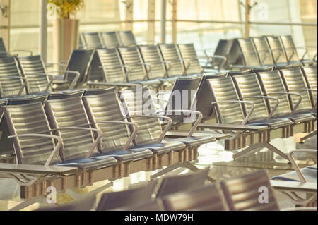 DUBAI, VAE - ca. November 2015: Sitzecke am Dubai International Airport. Es ist der weltweit verkehrsreichsten Flughafen im internationalen Personenverkehr. Stockfoto