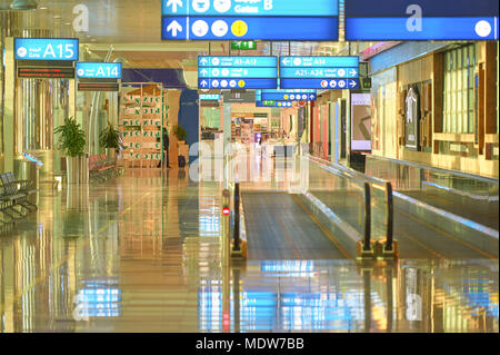 DUBAI, VAE - ca. November 2015: In Dubai International Airport. Es ist der weltweit verkehrsreichsten Flughafen im internationalen Personenverkehr. Stockfoto