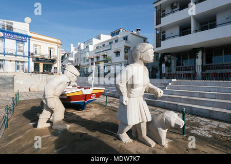 Albufeira, Portugal - 16. April: Fisherman Familie Statue im Stadtzentrum von Albufeira. Albufeira ist eine Küstenstadt in der südlichen Region der Algarve in Portugal. Es Stockfoto